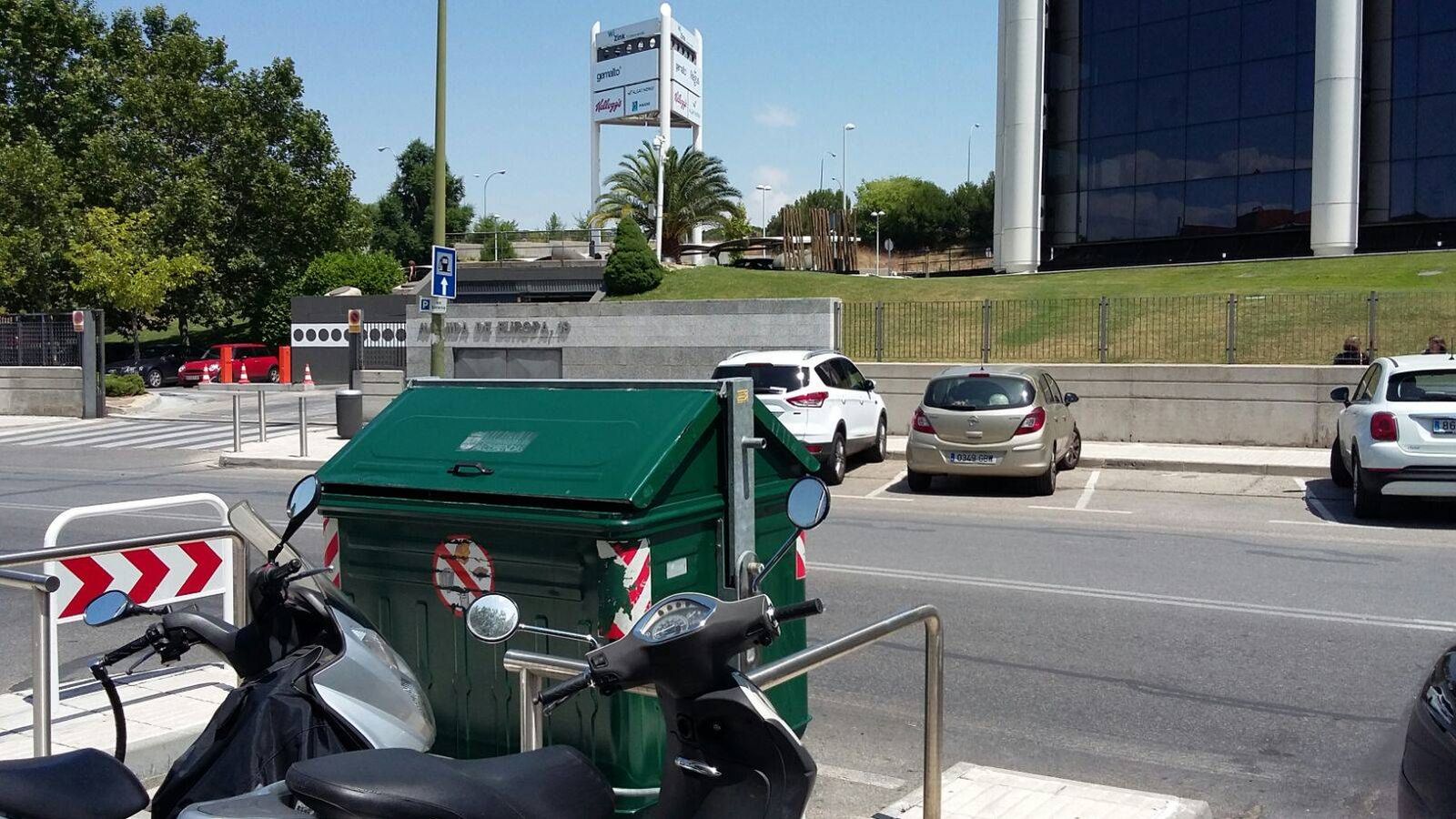 Foto: Contenedor de basura orgánica a la salida de una compañía del parque empresarial de La Moraleja.