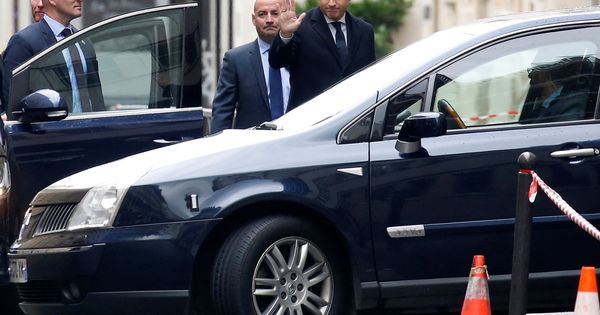 Foto: Emmanuel Macron sale de casa para asistir a una ceremonia en la tumba del Soldado Desconocido en París, el 8 de mayo de 2017. (Reuters)