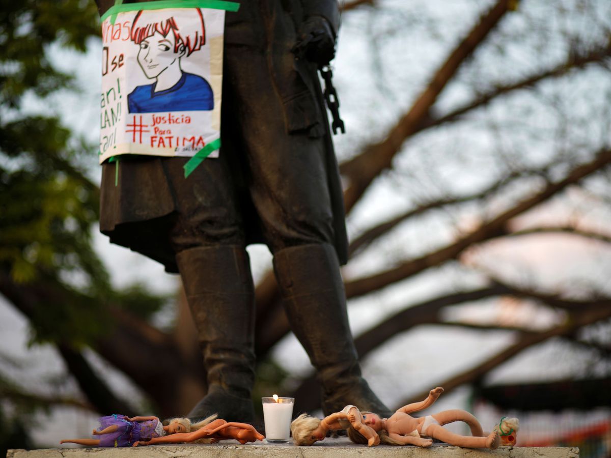 Foto: Dolls are seen by the statue of miguel hidalgo during a protest in memory of seven-year-old fatima cecilia aldrighett, who went missing and whose body was discovered inside a plastic bag in mexico, in san salvador