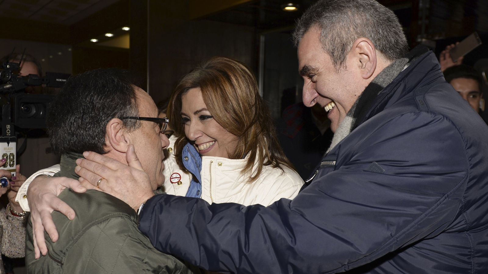 Foto: Susana Díaz saluda, junto al exsecretario regional Julio Villarrubia (d), a un simpatizante en Palencia,este 21 de enero. (EFE)