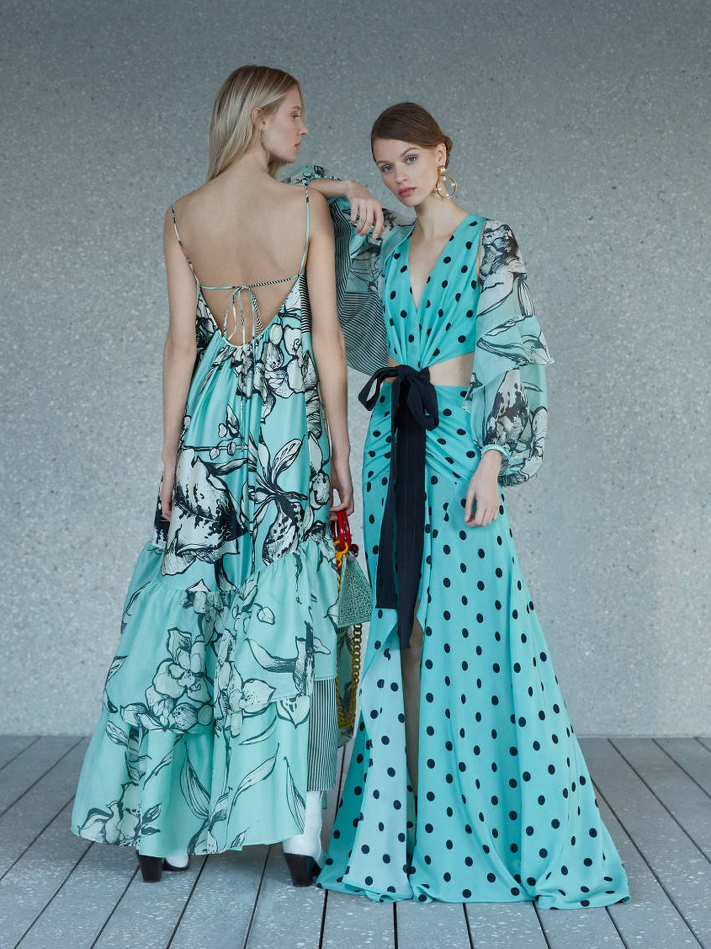 La modelo de la derecha lleva el vestido que luce Nieves valorado en 1.800 euros.  (Cortesía)