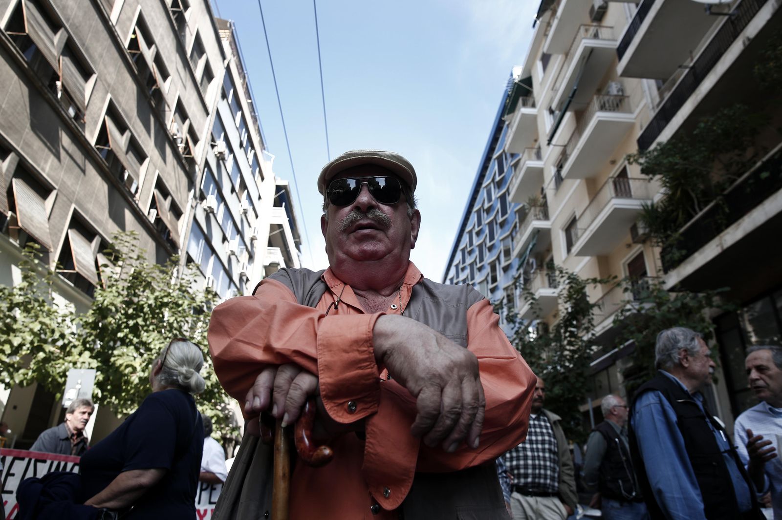 Foto: Un pensionista griego participa en una protesta contra las políticas de austeridad en Atenas, el 31 de octubre de 2013 (Reuters).
