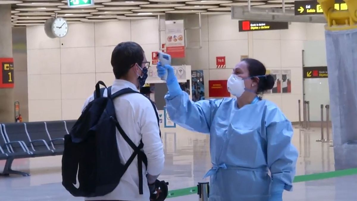 Sanidad no recomendó el control del virus en aeropuertos por "costoso y menos efectivo"