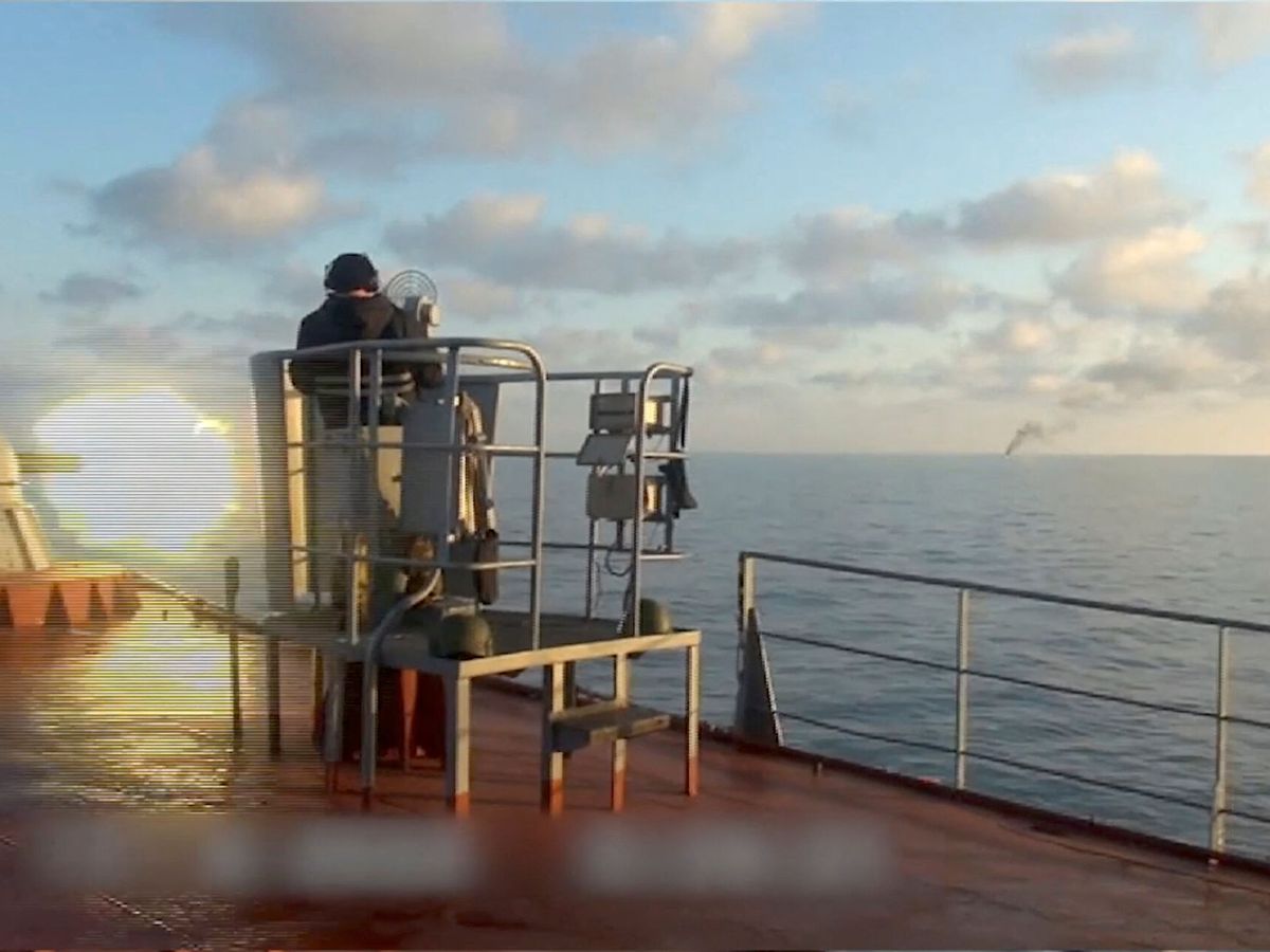 Foto: Una imagen fija de un vídeo, difundido por el Ministerio de Defensa ruso, muestra disparos hacia lo que dijo ser el barco ucraniano no tripulado que atacó al buque de guerra ruso Priazovye en el mar Negro. (Reuters/Ministerio de Defensa ruso)