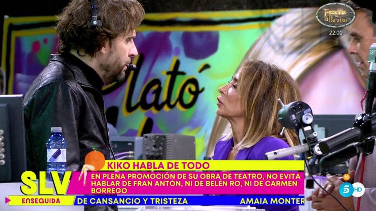 María Patiño hablando con el director de 'Sálvame'. (Mediaset España)