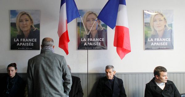 Foto: Votantes de Marine Le Pen esperan a que se anuncien los resultados en la sede del FN en Lyon. (Reuters)