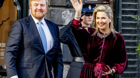Máxima de Holanda brilla con un vestido de terciopelo repetido y un misterioso collar