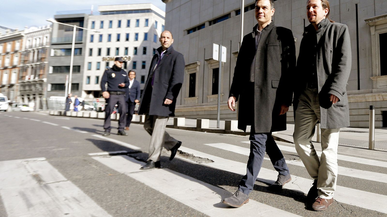 Foto: Pedro Sánchez y Pablo Iglesias, a su llegada al Congreso antes de la reunión que celebraron esta mañana ambos líderes. (EFE)