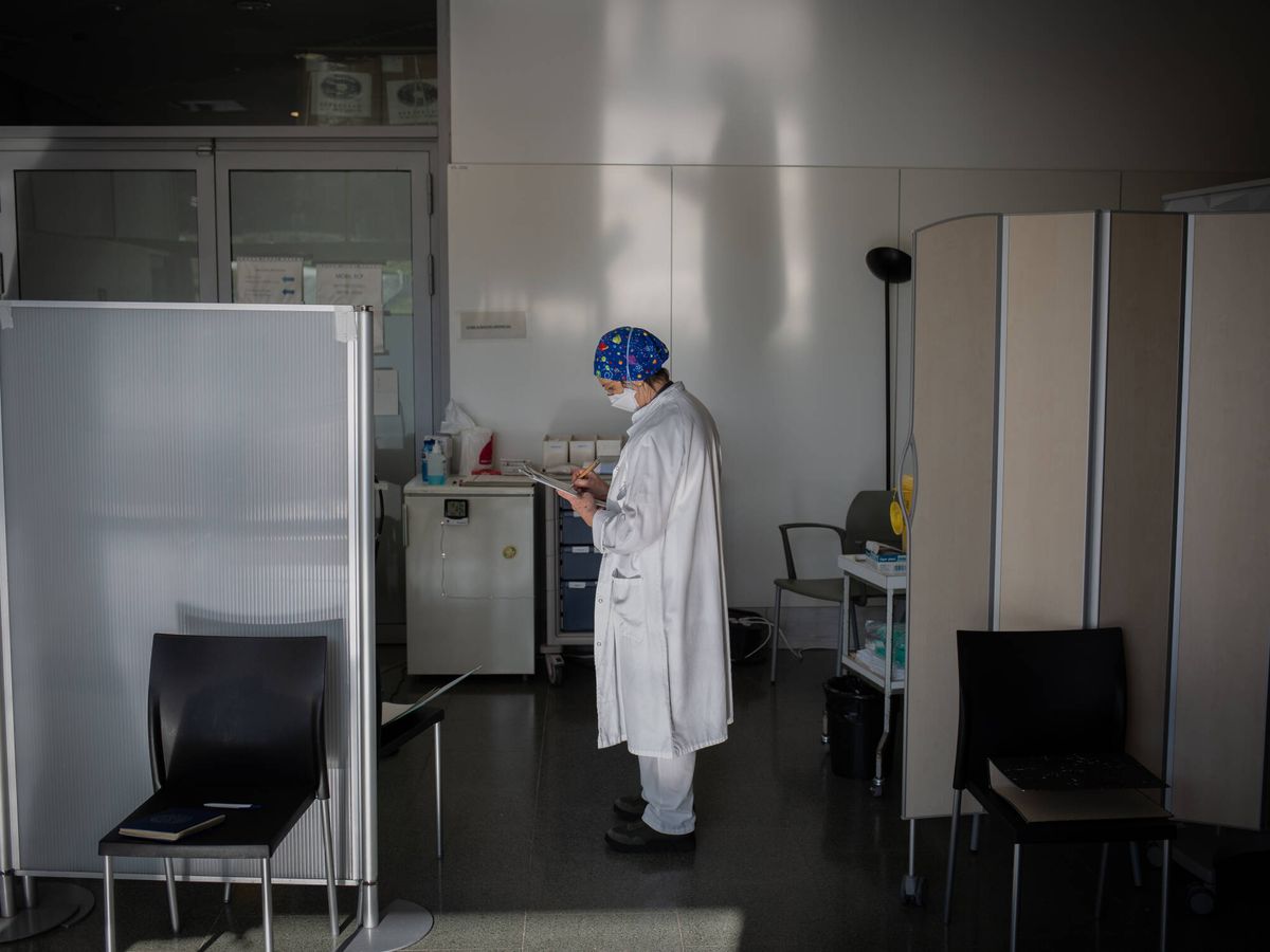 Foto: Una enfermera en el Hospital de la Santa Creu i Sant Pau de Barcelona. (Europa Press/Archivo/David Zorrakino) 