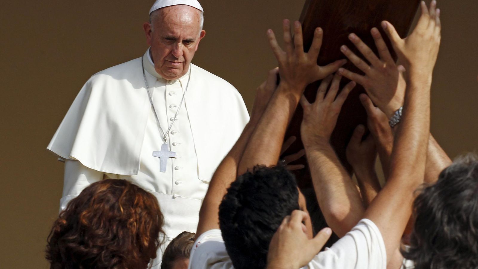 Foto: El Papa Francisco observa a unas personas levantando una cruz durante un viaje a Turín, Italia (Reuters).