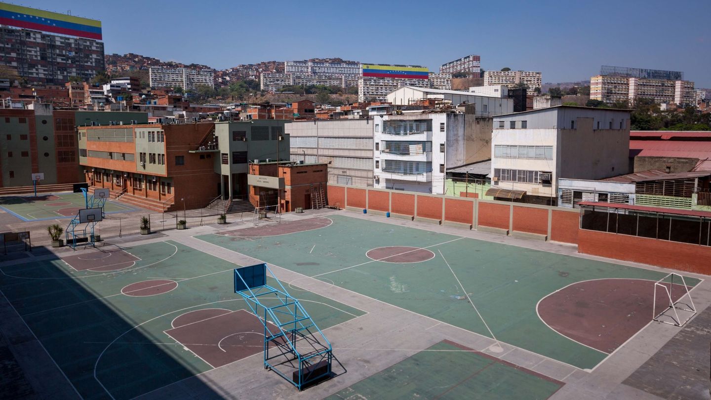 Los patios de los colegios se quedaron vacíos en Venezuela (EFE/Miguel Gutiérrez)