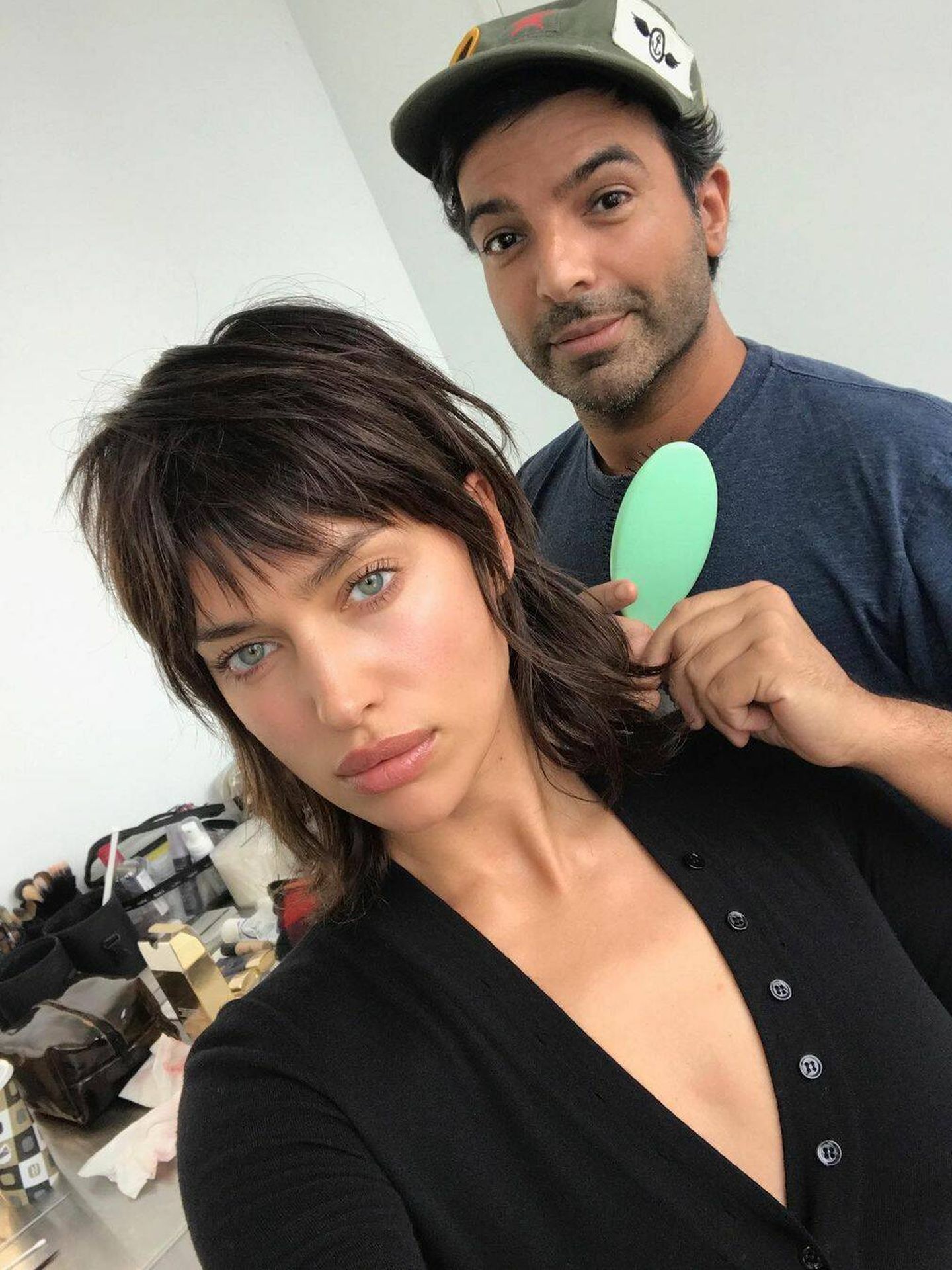 Irina Shayk, con peluca new mullet, junto al estilista Harry Josh. (Instagram/@harryjoshhair)