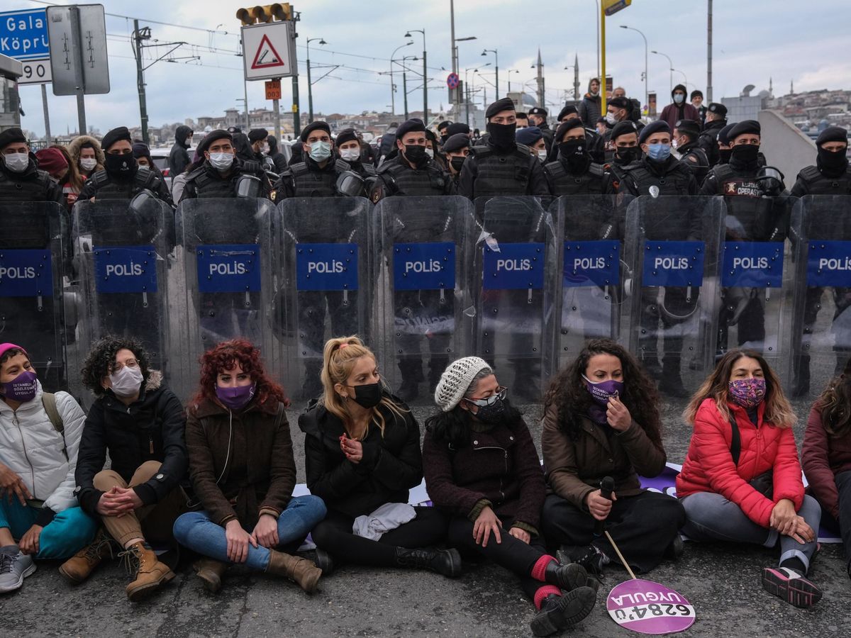 Foto: Mujeres turcas, contra la salida del país de la Convención de Estambul. (EFE)