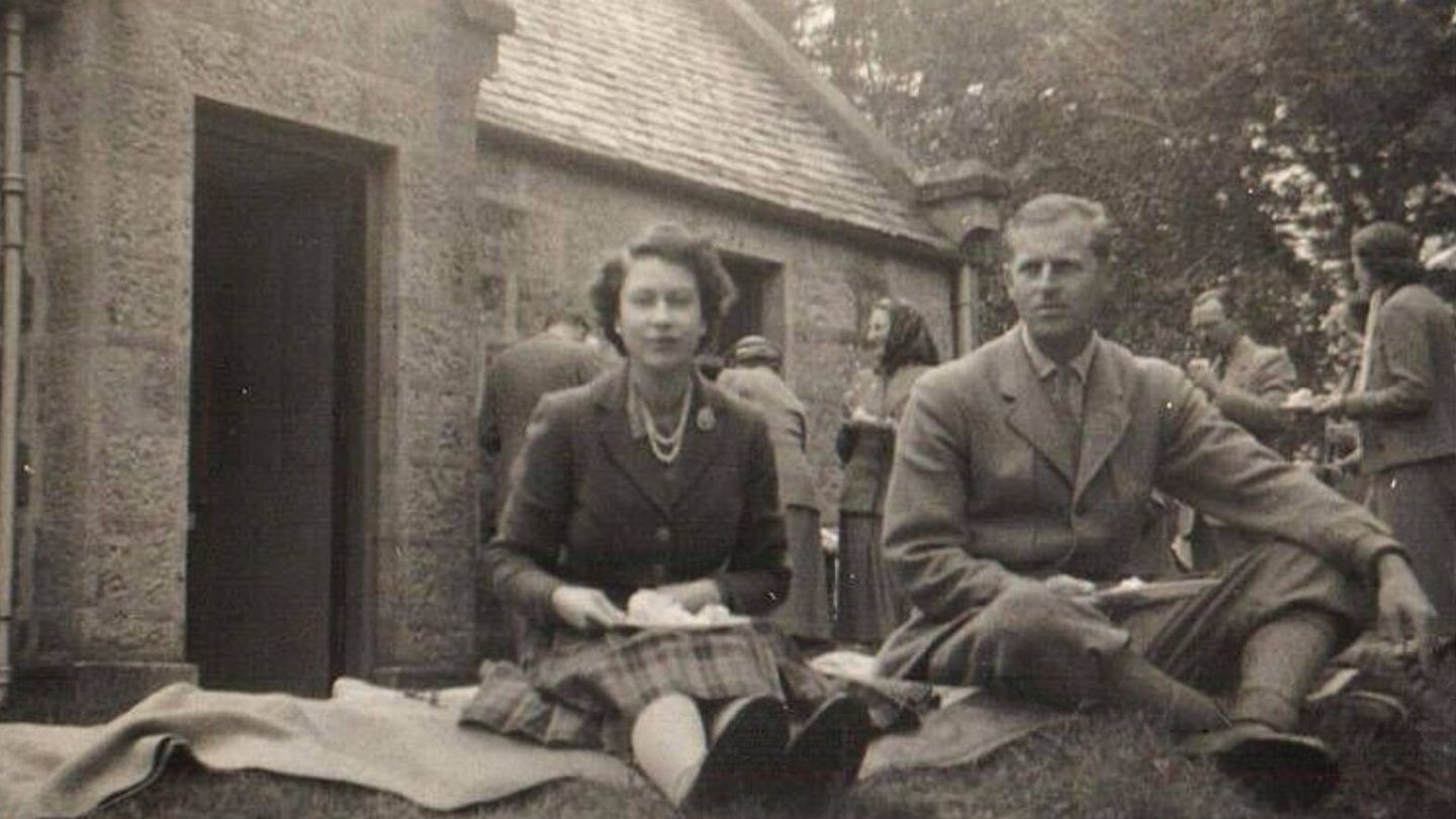 Isabel II y el duque de Edimburgo, en un pícnic en Balmoral. (Cortesía de Rowley's)