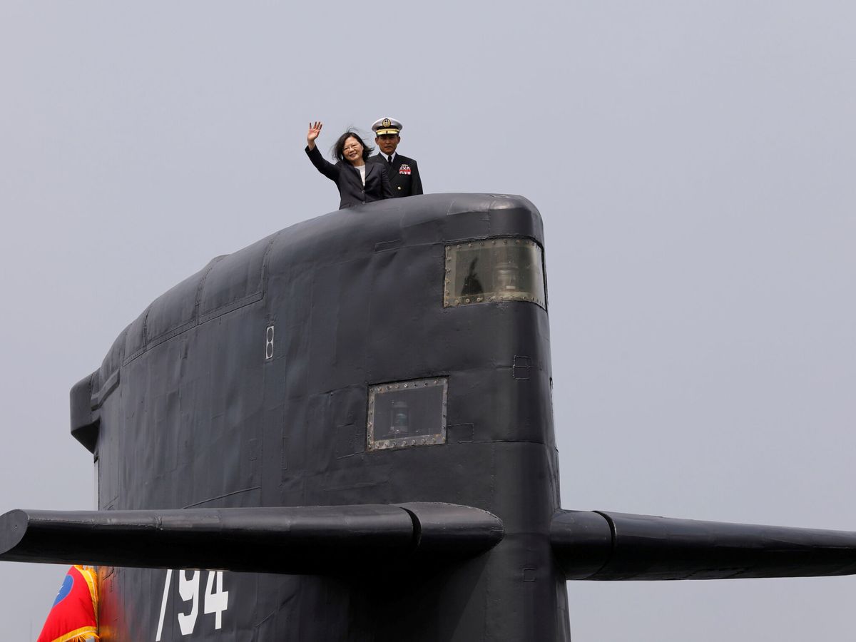 Foto: La presidenta de Taiwán en un submarino. (Reuters/Tyrone Siu)