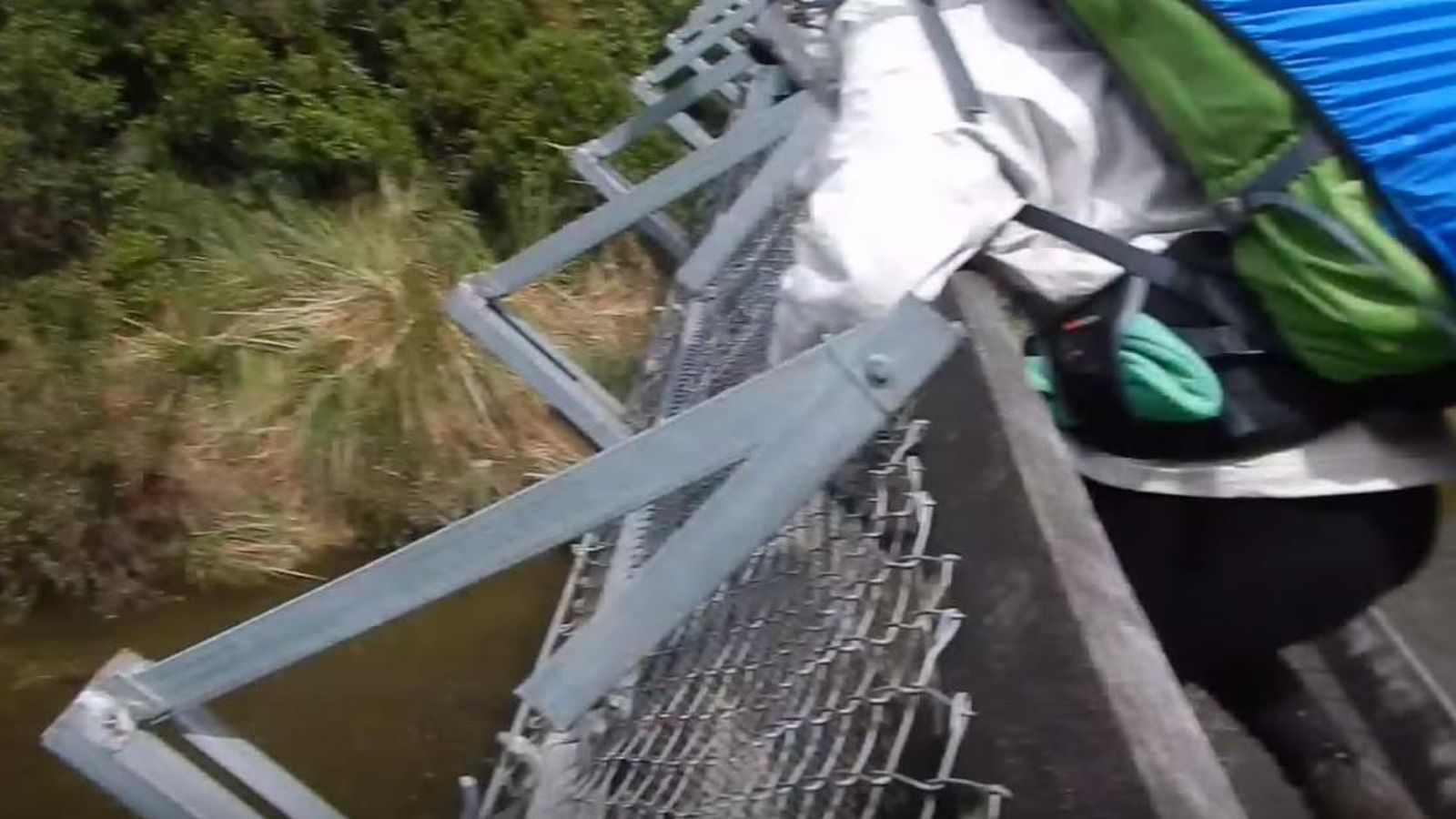 Foto: Los turistas intentaron aferrarse a la barandilla de un puente que acababa de romperse (captura de YouTube)