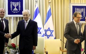 Israel cede ante Artur Mas y retira la bandera española en su cita con Shimon Peres