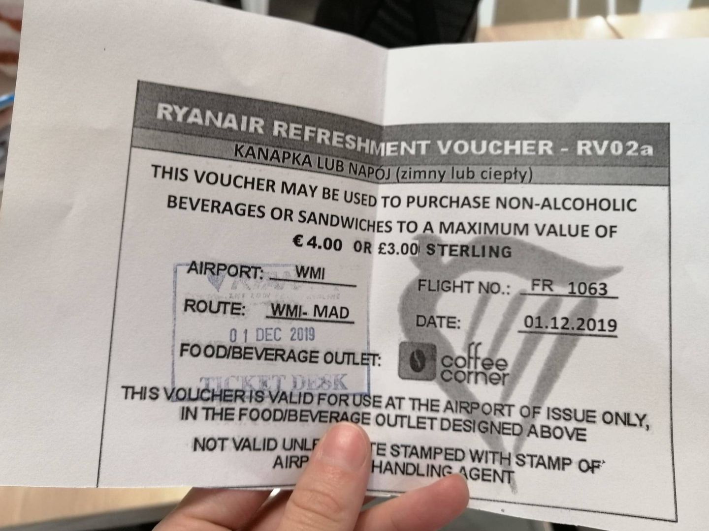 El tique que Ryanair dio a sus pasajeros para comer. (L. M.)