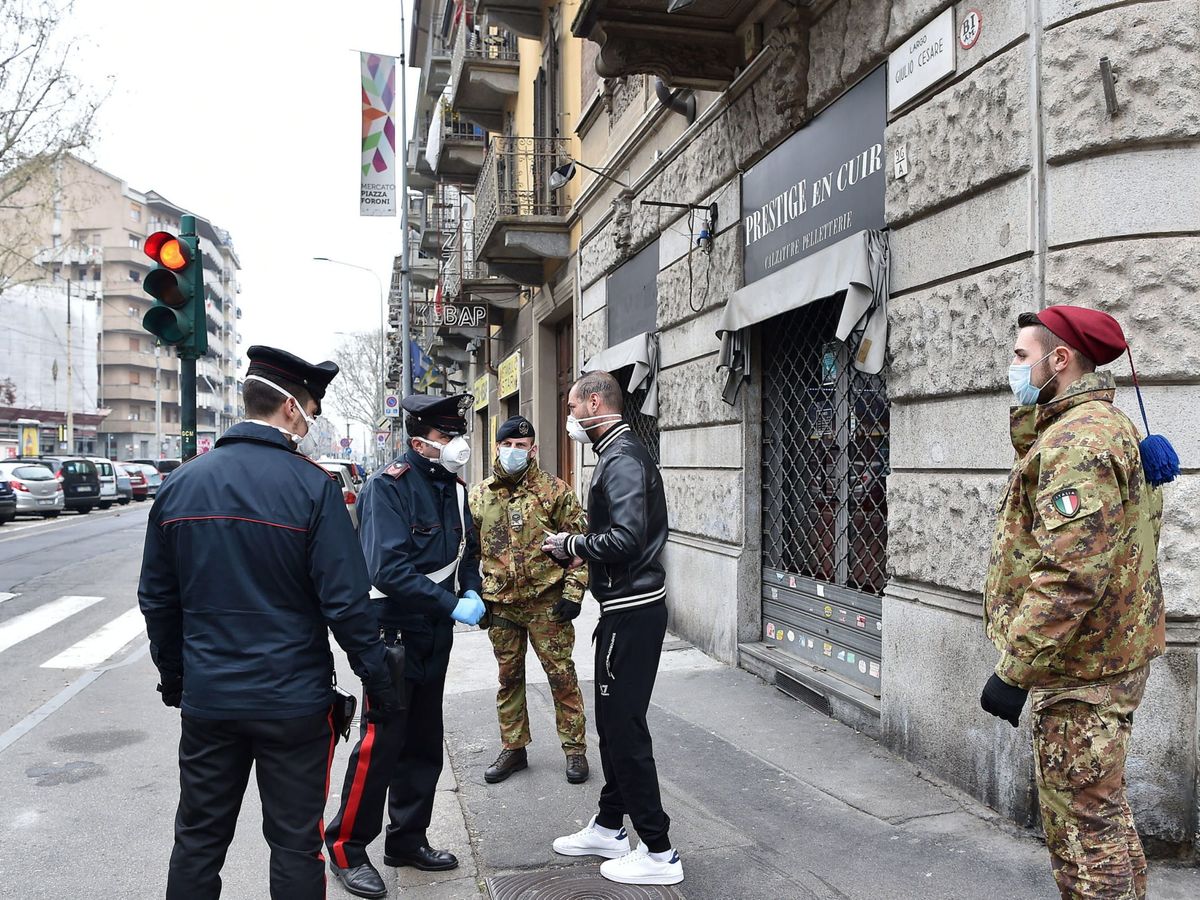 Foto: Militares pidiendo la documentación en las calles de Turín. (Reuters)