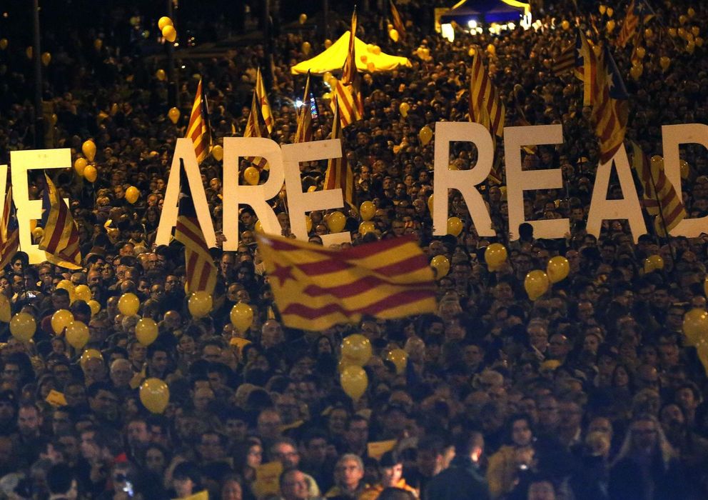 Foto: Partidarios de la independencia de Cataluña, anoche, en el acto final de ACN y Òmnium. (Reuters)