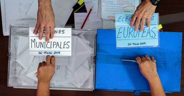 Foto: Una persona ejerce su derecho al voto este domingo durante las elecciones municipales y europeas. (EFE)