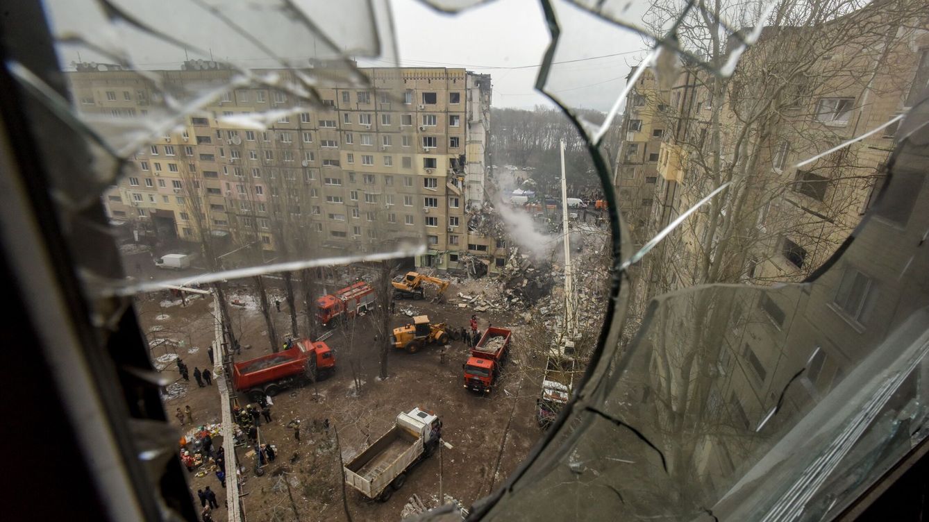 Foto: Vista de un edificio de viviendas dañado mientras continúan los trabajos de rescate, en Dnipro. (EFE)