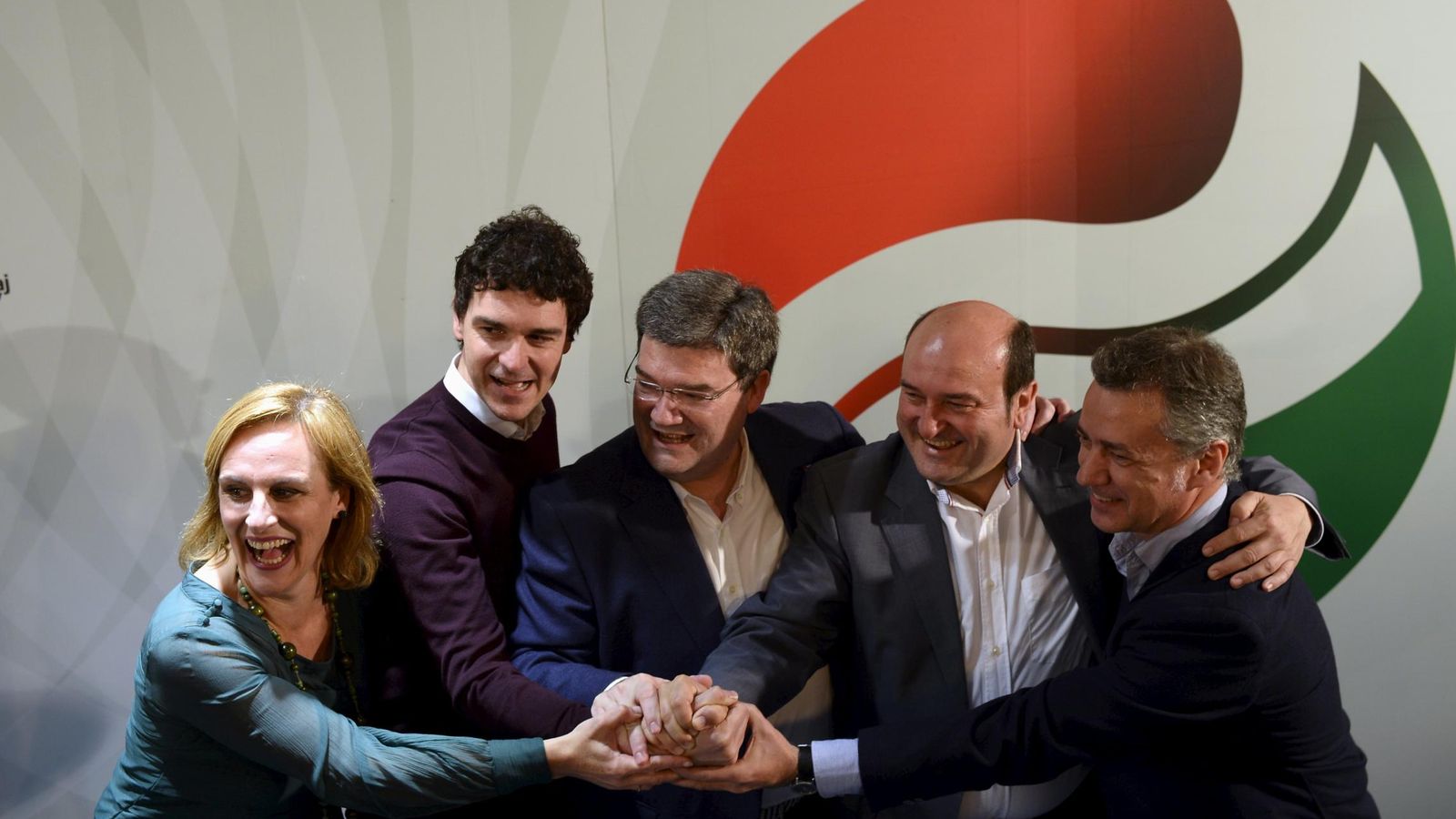 Foto: Atutxa, Rementeria, Aburto, Ortuzar y Urkullo celebran los resultados de las elecciones en Bilbao (Reuters)