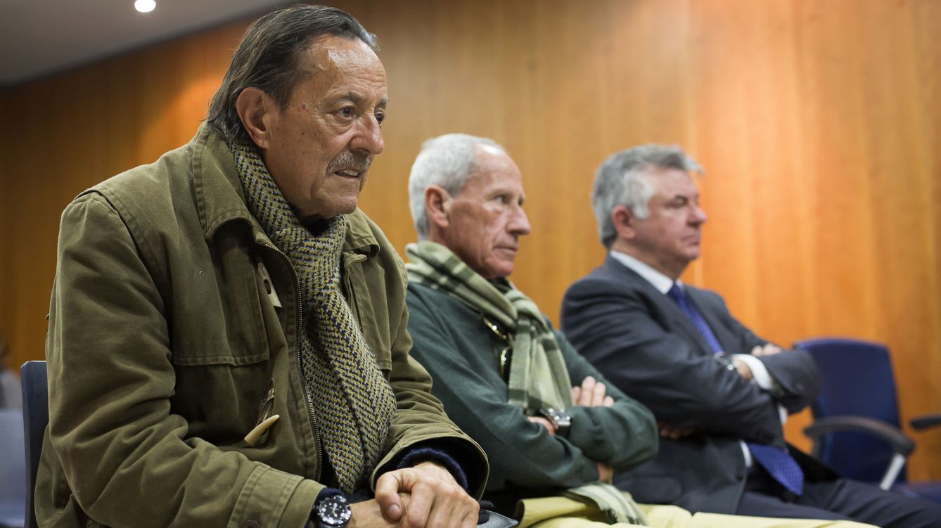 Foto: Julián Muñoz junto a Manuel Lores y Juan Antonio Roca (EFE)