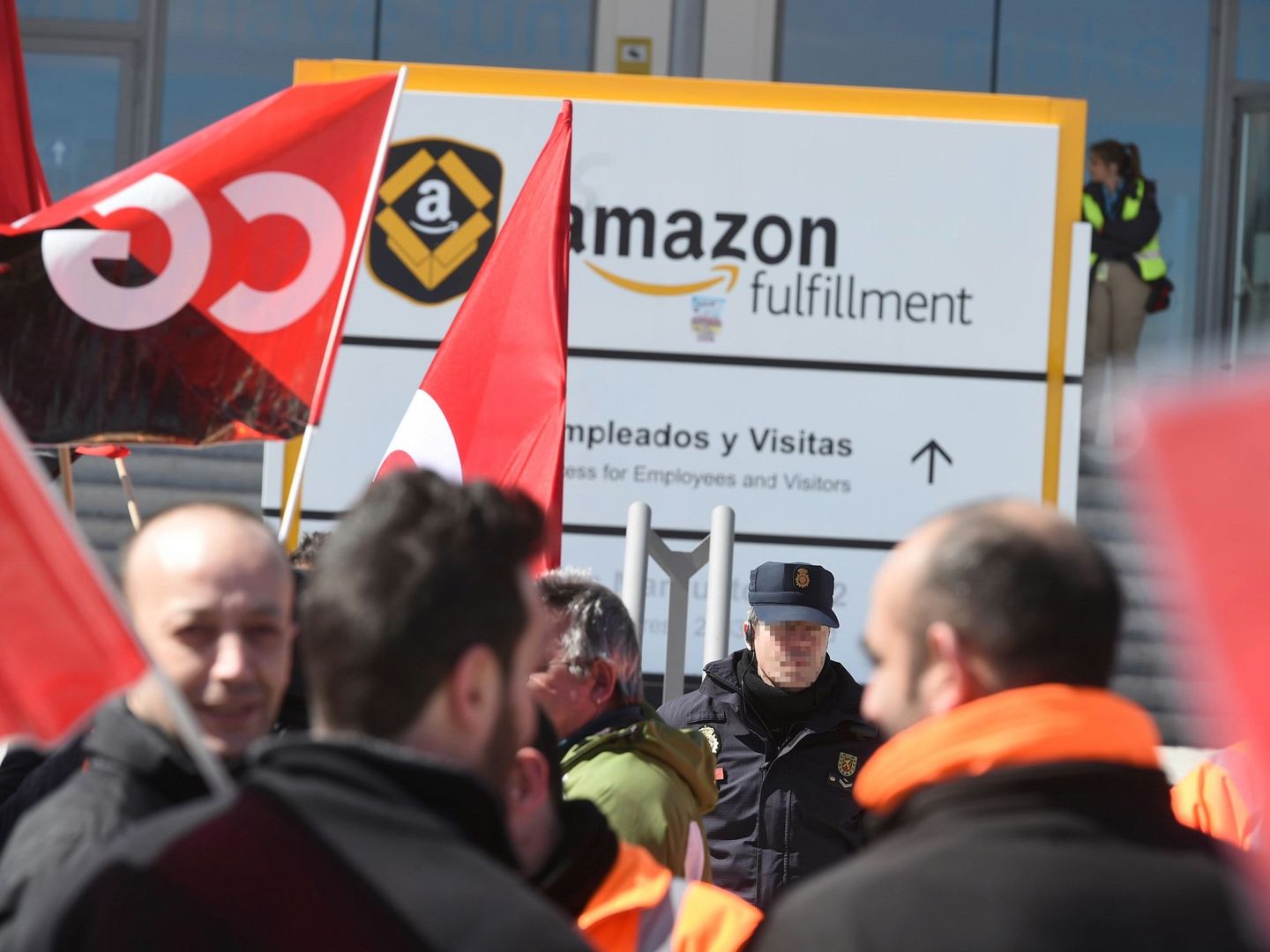 Trabajadores de Amazon, frente a la sede de la empresa en San Fernando de Henares en la primera jornada de huelga en España. (EFE)