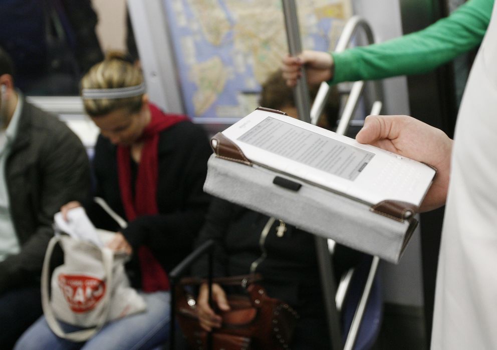 Foto: Un usuario lee un libro electrónico en el metro. (Reuters)