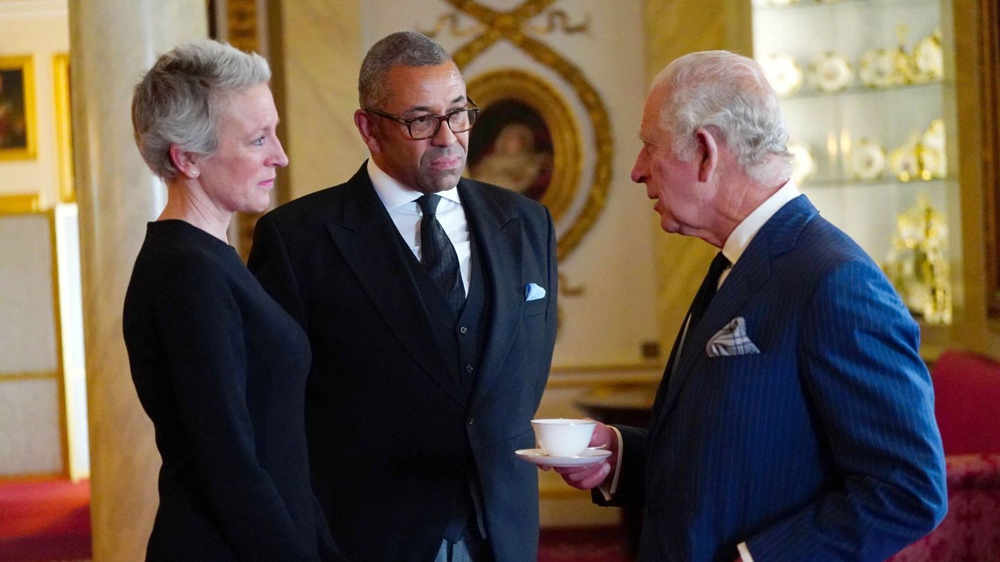Carlos III con el Secretario de Relaciones Exteriores, James Cleverly y su esposa, en el Palacio de Buckingham. (Victoria Jones/Pool /REUTERS)