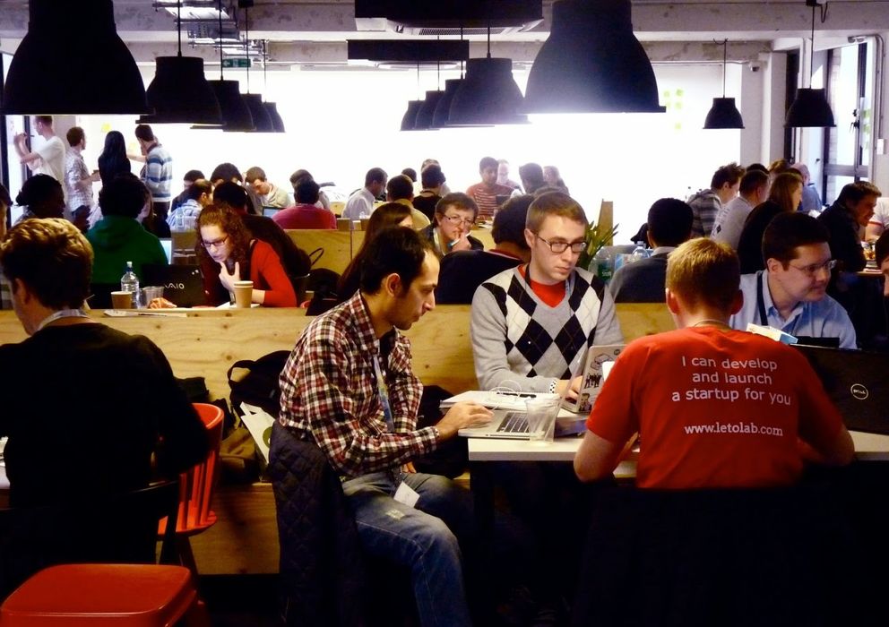 Foto: Zona de 'networking' en el campus que tiene Google en Londres