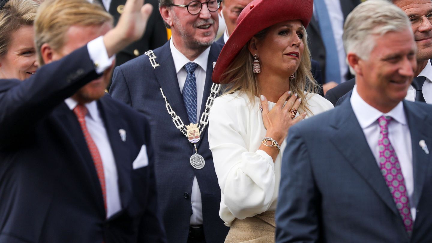 El rey Guillermo saluda mientras la reina Maxima hace un significativo gesto. (Reuters)