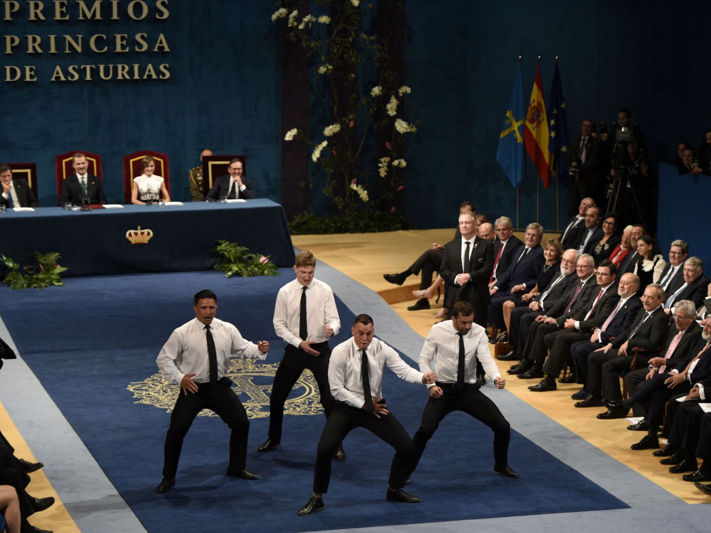 Integrantes de los 'All Blacks' representando el haka durante los premios Princesa de Asturias. (Reuters)