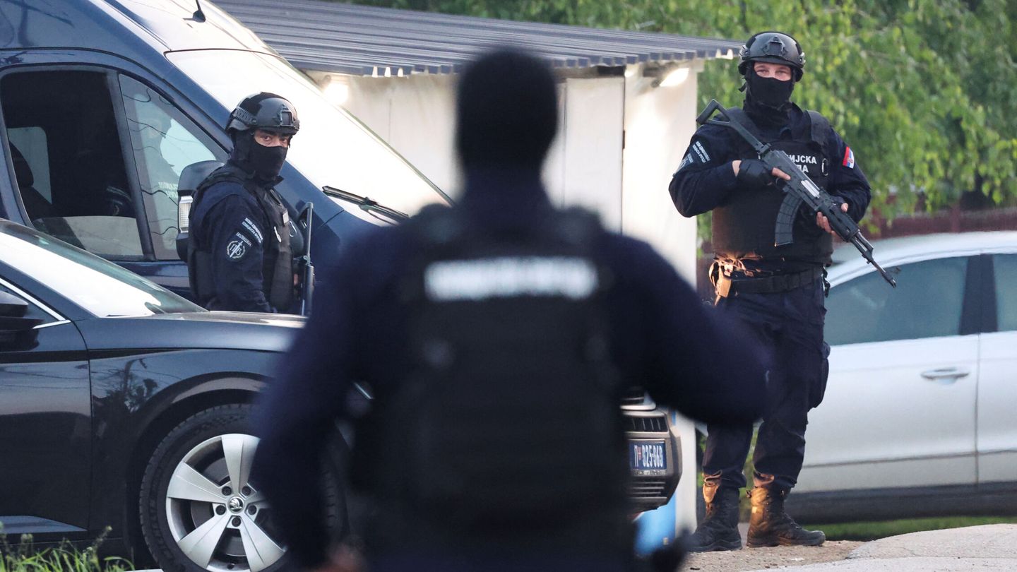 La policía serbia tras el tiroteo. (Reuters/Antonio Bronic)