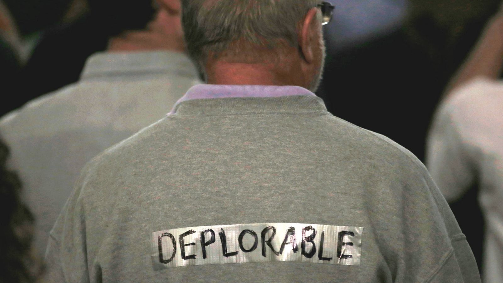 Foto: Un partidario de Donald Trump con un cartel que dice "deplorable", una referencia al adjetivo despectivo utilizado por Hillary Clinton contra los votantes de su adversario (Reuters)