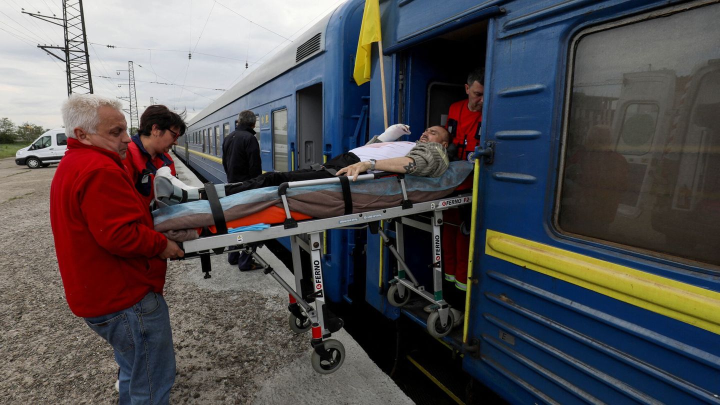 Trabajadores médicos evacúan a un hombre herido en la región de Dnipropetrovsk. (Reuters/ Roman Baluk)