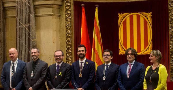 Foto: El nuevo presidente del Parlament de Cataluña, Roger Torrent (c). (EFE)