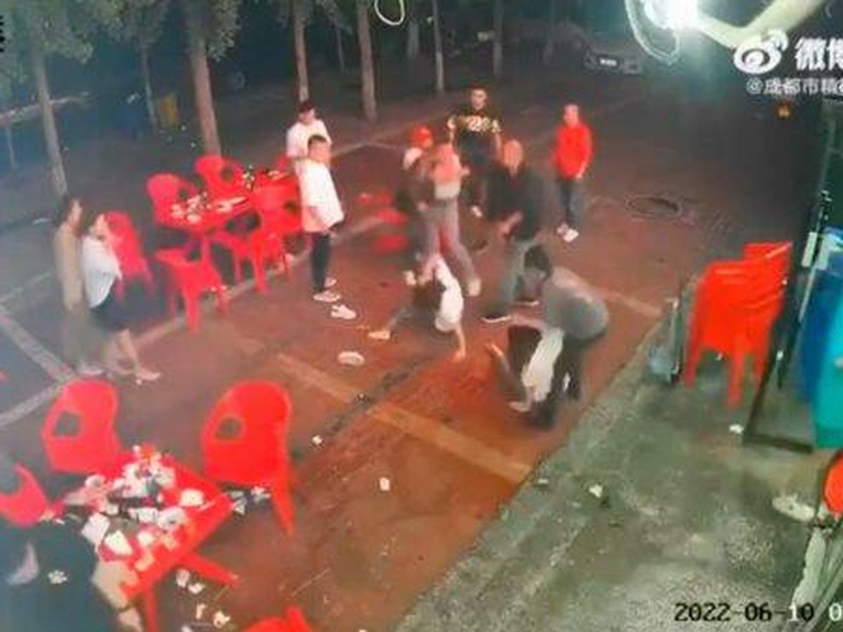 Foto: Fotograma del vídeo de la pelea en un bar en China. (EFE)