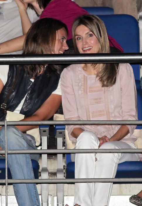 Foto: La princesa Letizia y una amiga durante un concierto en Madrid (I.C.)