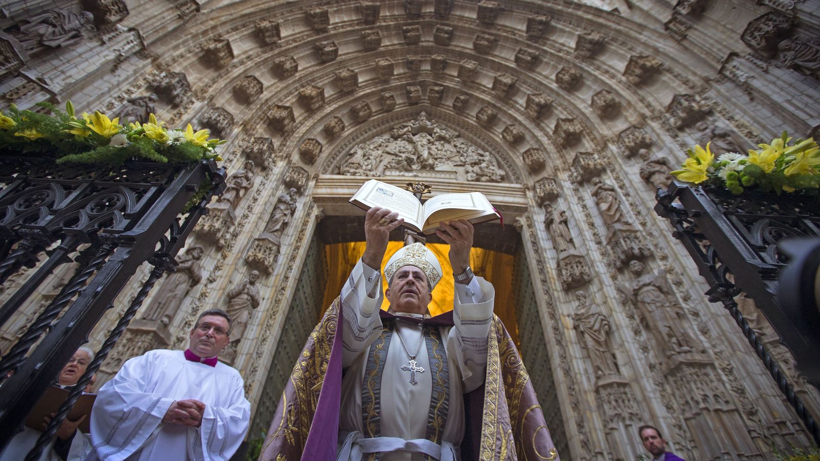 Foto: Acto de apertura de la Puerta Santa de la Catedral de Sevilla. (EFE)