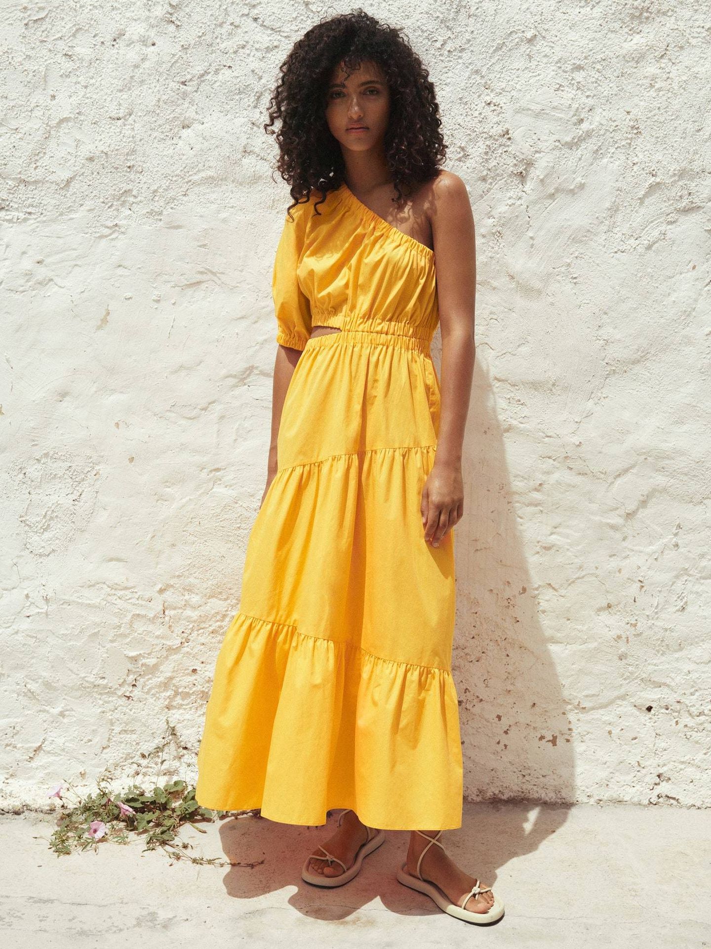 Triunfar asegurado con Mango y este vestido amarillo como el sol