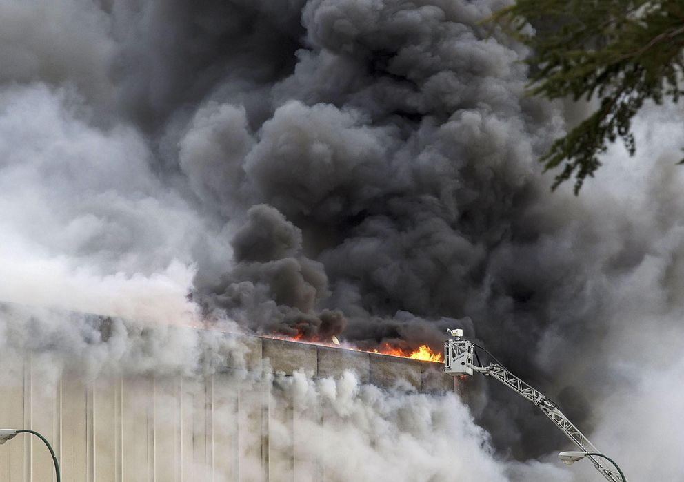 Foto: Vista del incendio en la planta de Campofrío (EFE)