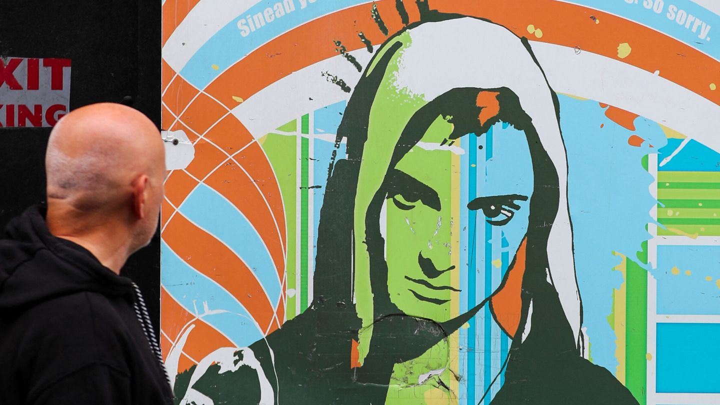Un mural en recuerdo a Sinéad O'Connor. (Reuters)