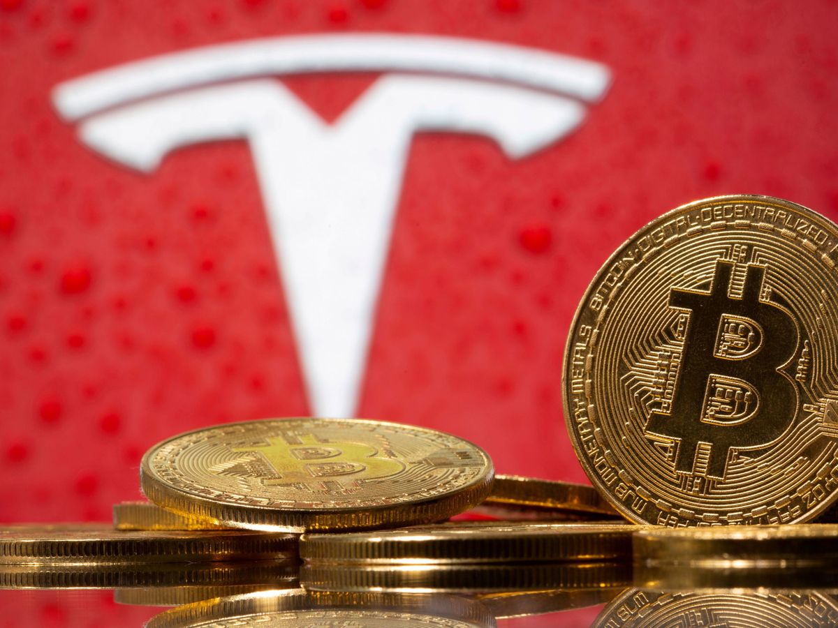 Foto: Representación del bitcoin junto al logo de Tesla. (Reuters/Dado Ruvic)