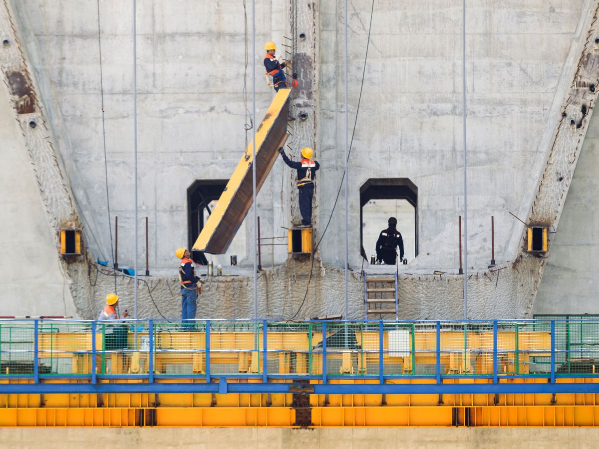 Foto: Operarios trabajan en la construcción de la autopista de Bar-Boljare. (Reuters)