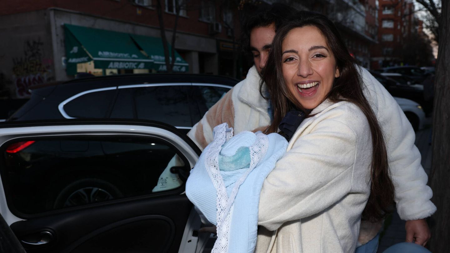Muy sonriente ha abandonado el hospital con su bebé en brazos. (Gtres)