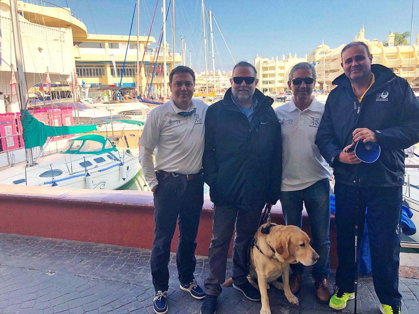 Daniel M. Canca, Paco Redondo, Jorge Román y Curro Zabala, delante del Aldebarán y junto al perro Sami, en Puerto Marina de Benalmádena (Agustín Rivera).
