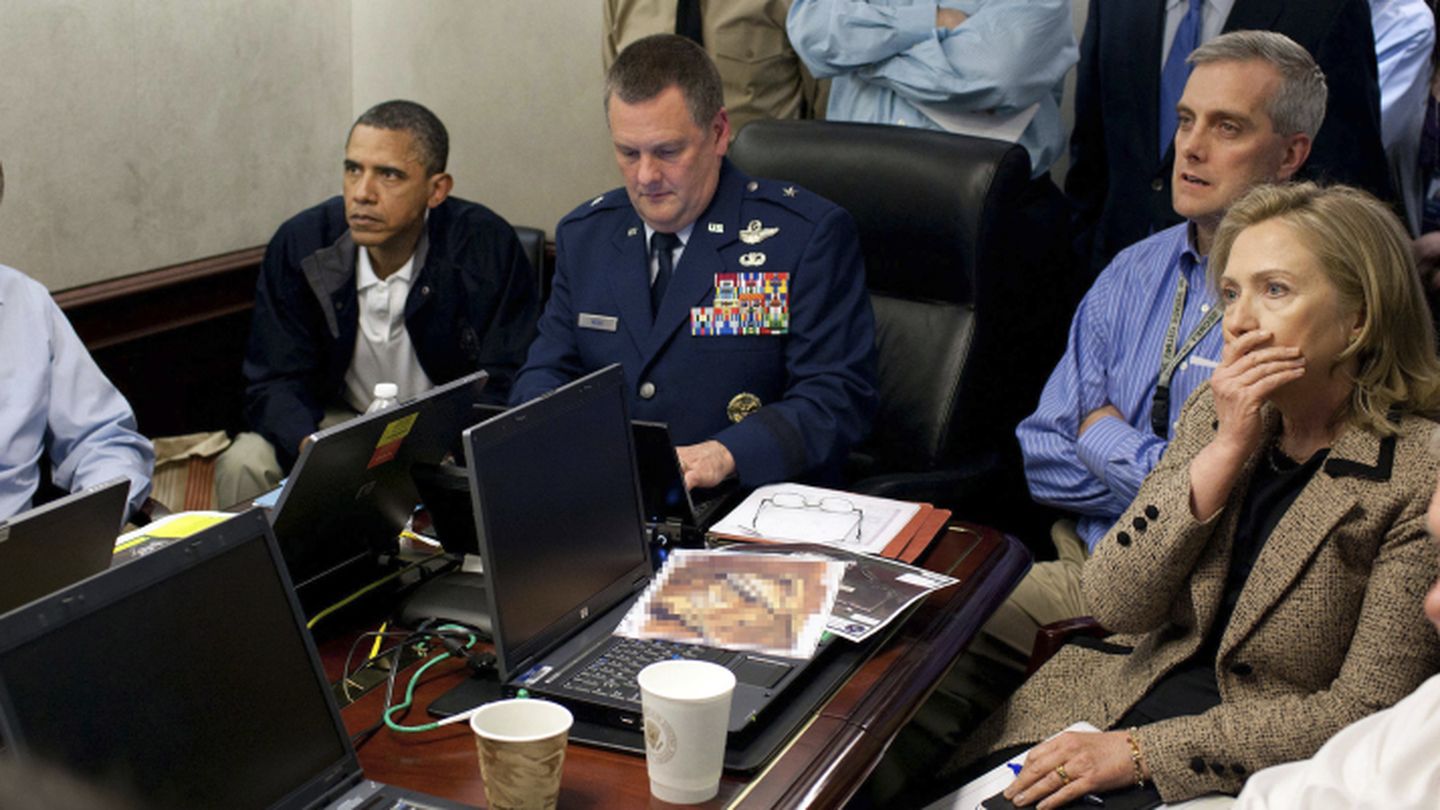 El equipo de Obama sigue la operación que acabó con Bin Laden. En el centro de la imagen, el general McRaven (Reuters).