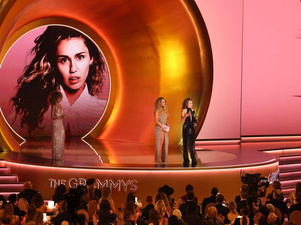 Foto: El escenario de los Premios Grammy, con Mariah Carey y Miley Cyrus, donde se ha recordado a una artista española. (Reuters/Mike Blake)